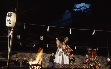Théâtre nô éclairé par le feu du château de Himeji