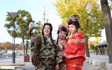 Become the star of a historical drama walking around Himeji’s castle town